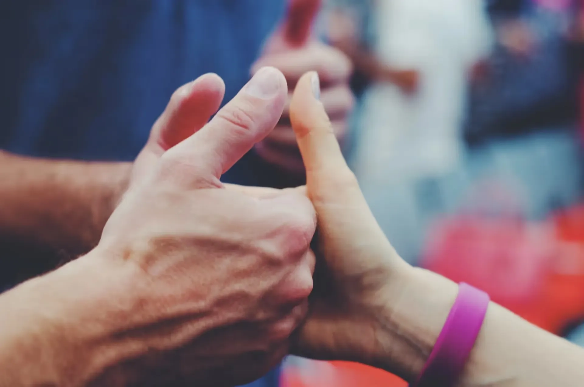 thumb war