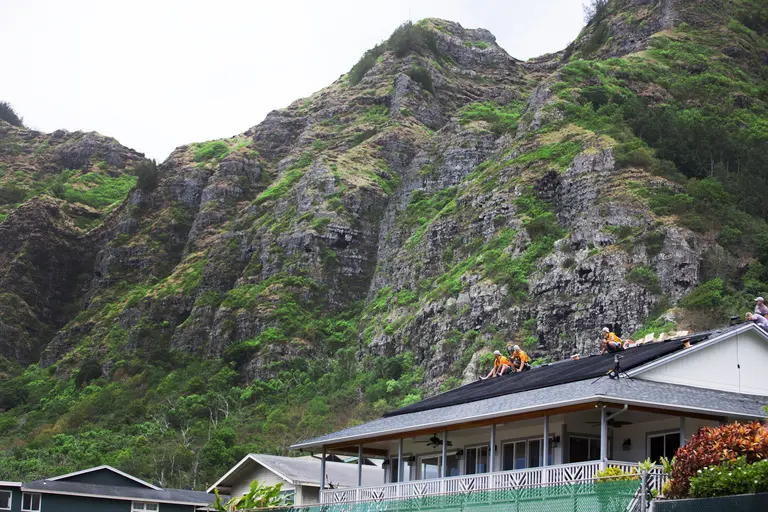 Photo_Solar_Hawaii_Oahu_Install_Garrett Wong_panels_install_employees