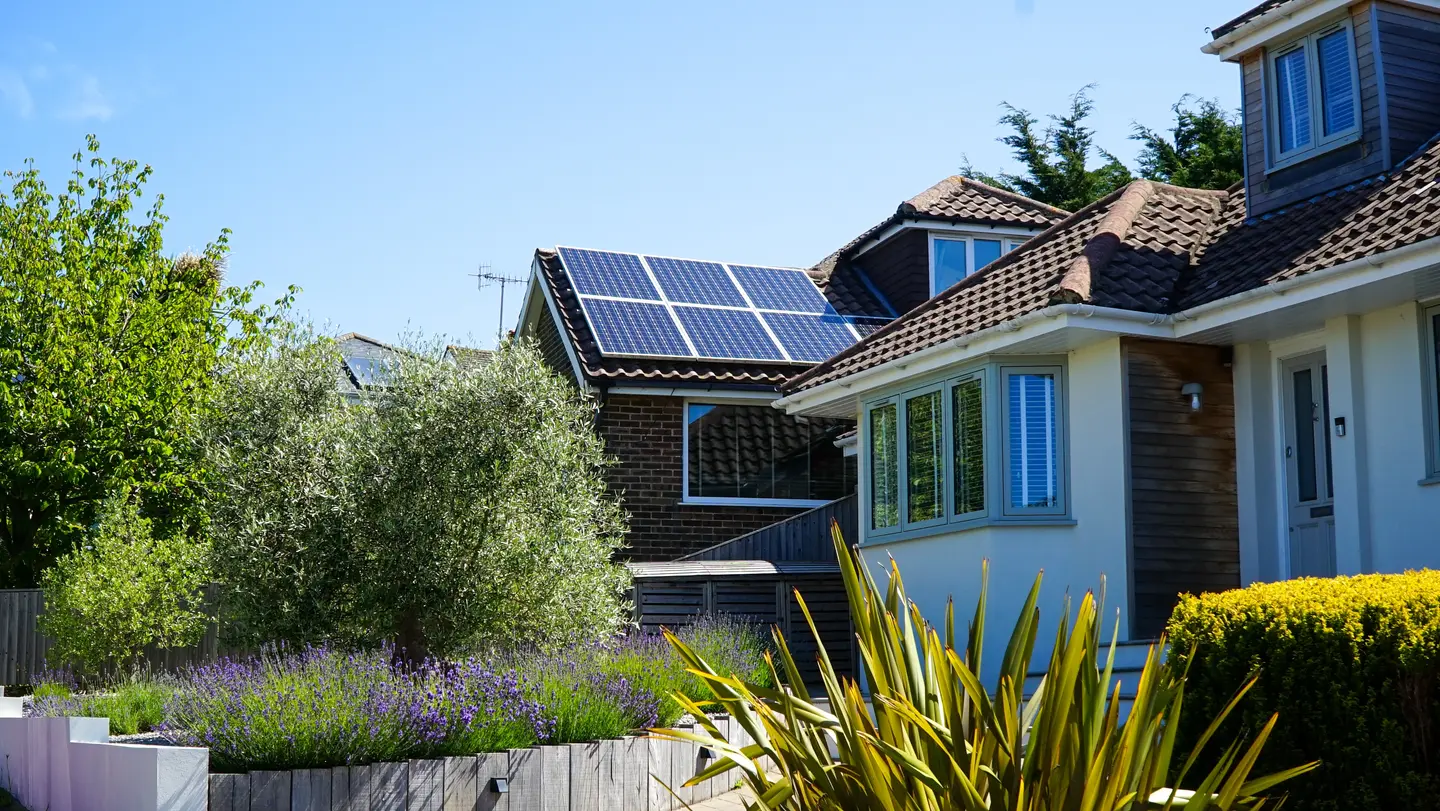 How to Maximize Battery Charging Efficiency With a Solar Panel