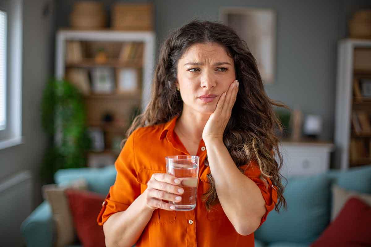 A woman with jaw pain, which could be a sign of heart problems, including SCAD.