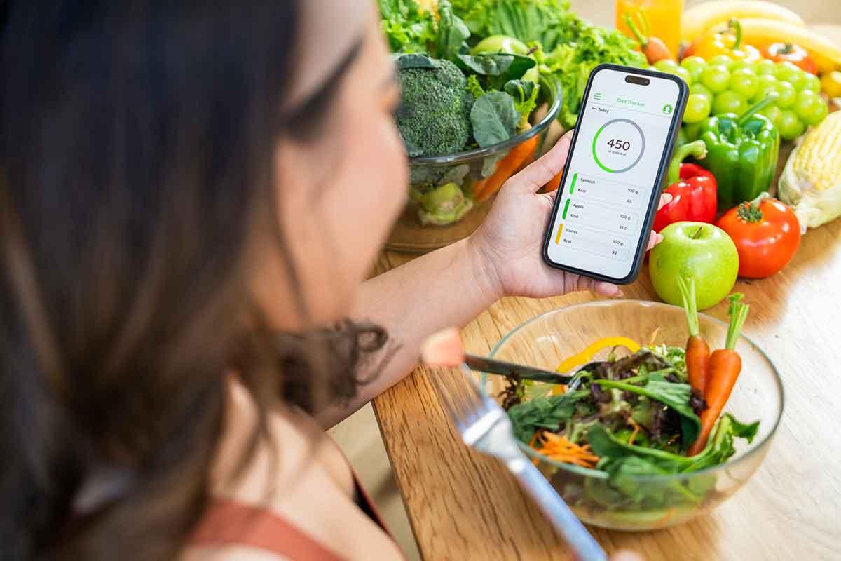 a woman practicing intermittent fasting only eats during certain times of day