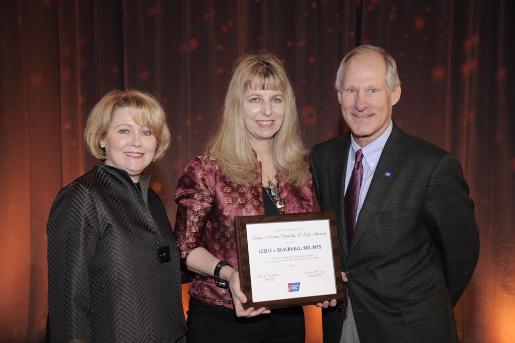 Leslie Blackhall, MD, MTS (center), receives the Lane W. Adams Quality of Life Award from Susan D. Henry, LCSW (left), Lane W. Adams Award Workgroup chair, and Robert E. Youle (right), vice chair of the American Cancer Society Board of Directors.