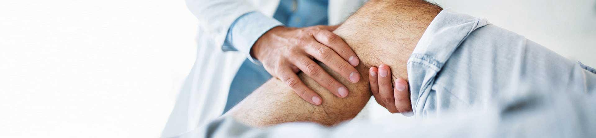 Doctor giving knee exam