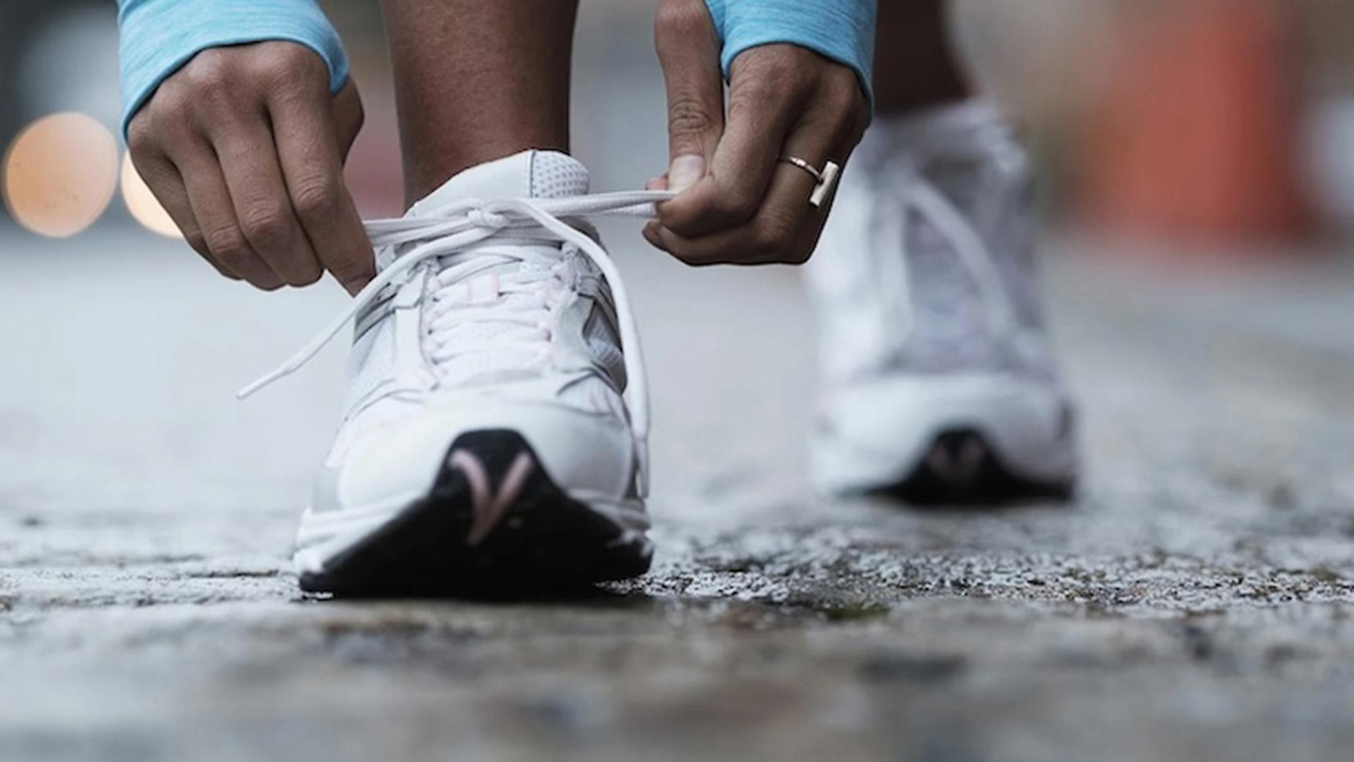 Outdoor gait training can help treadmill runners suffering from shin splints, new research suggests.